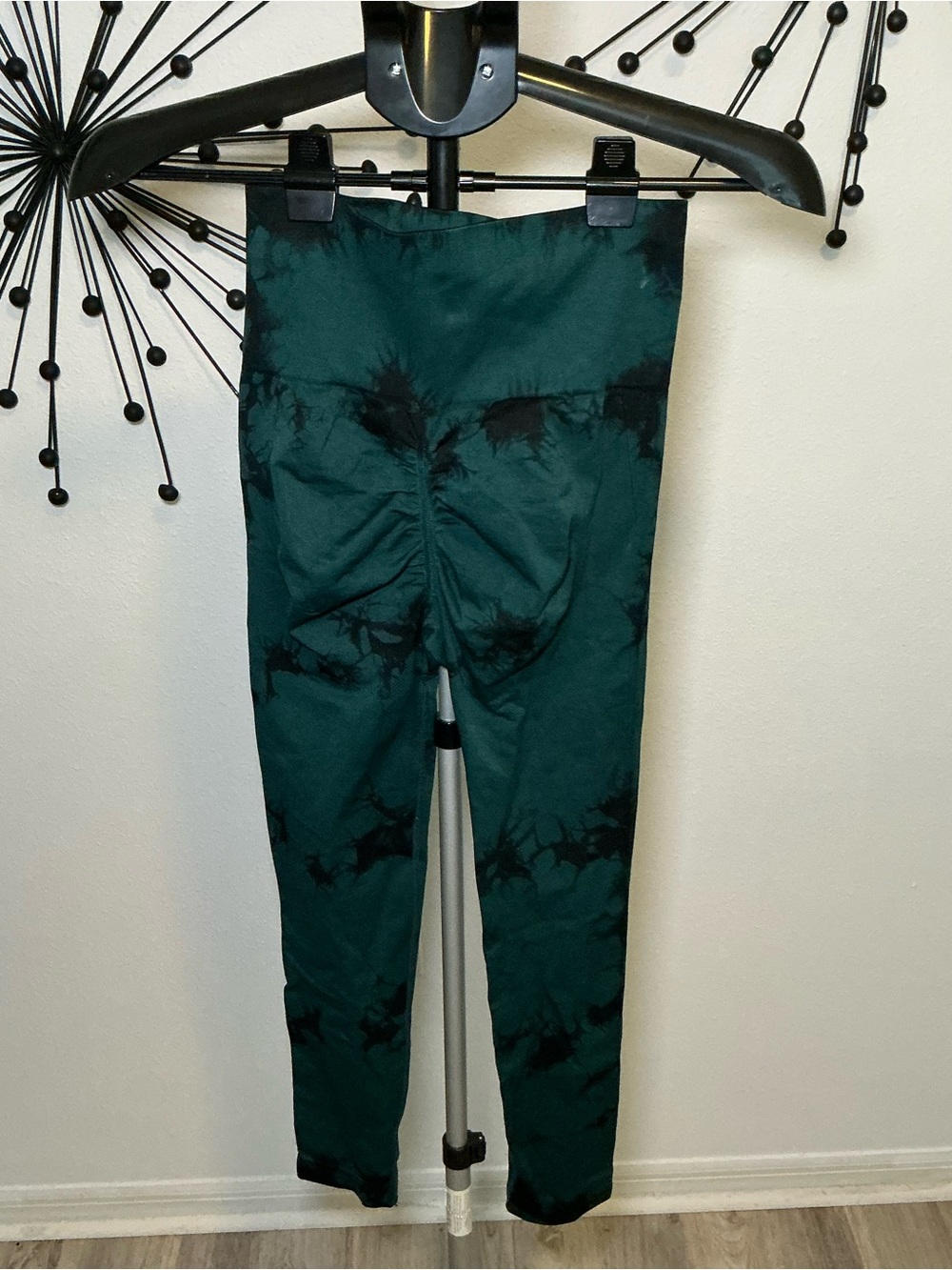 Green Black Tie Dye Scrunch Butt Leggings Size Medium - Picture 4 of 5
